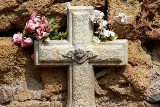 Grabstein Kreuz mit Blumen