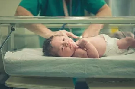 Baby liegt in einem Krankenhausbett